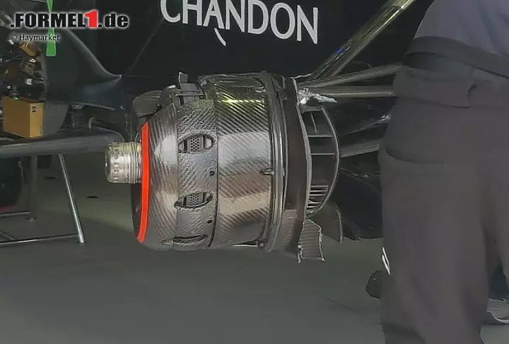 Foto zur News: McLaren hat für Monaco kaum Updates (Monkey-Seat, Honda-Motor) parat. Eins betrifft die Bremsen. Interessant: McLaren kann innere und äußere Komponente voneinander getrennt variieren. So kann jeder Fahrer auf seine liebste Konfiguration zurückgreifen. Was in Monaco schon passiert ist.