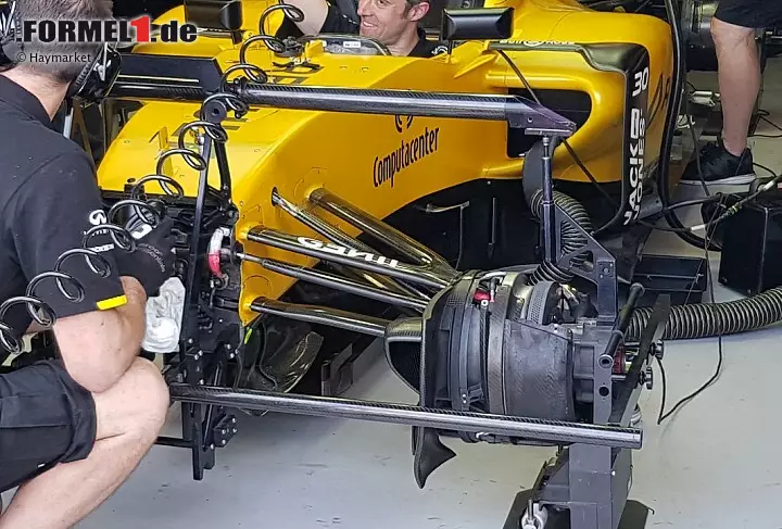 Foto zur News: Bei Renault debütiert in Monaco eine neue Vorderradaufhängung. Ob die Verbesserungen durch die Geometrie oder durch innenliegende Federn und Dämpfer erzielt werden soll, entzieht sich unserer Kenntnis.