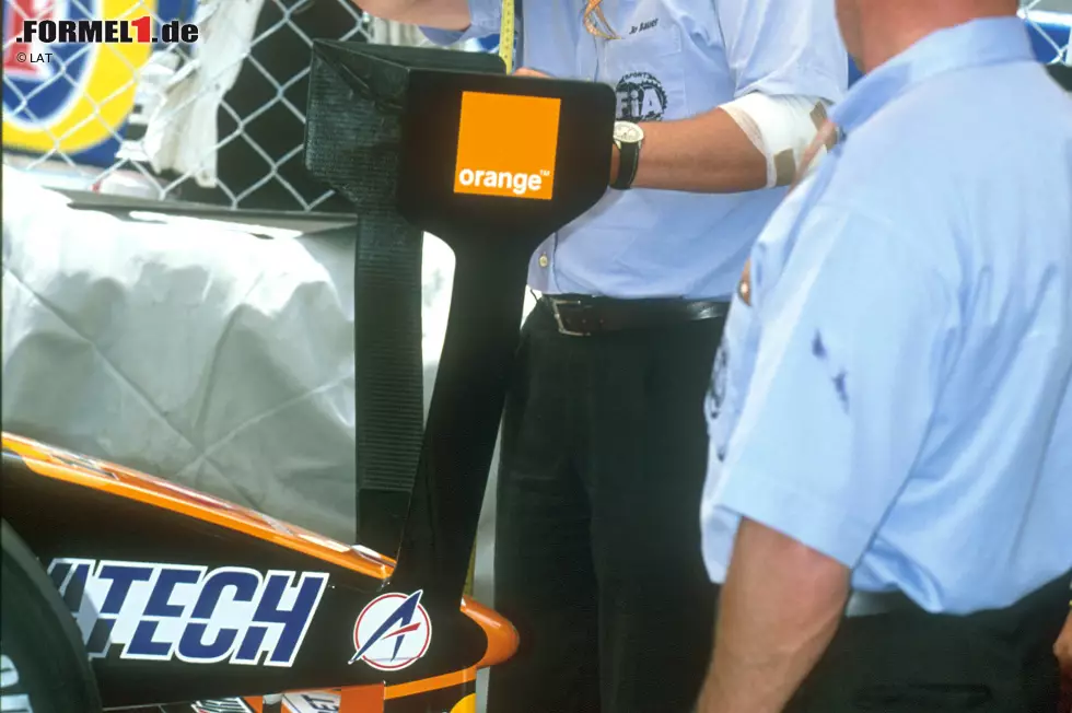 Der vielleicht hässlichste Flügel aller Zeiten: Arrows schraubte 2001 einen Tower-Wing auf die Nase, um mehr Anpressdruck zu generieren. Aber nur für Monaco. Diese Einmal-Konfigurationen sind anno 2016 Geschichte. Zum Glück! Foto zur News: Der vielleicht hässlichste Flügel aller Zeiten: Arrows schraubte 2001 einen Tower-Wing auf die Nase, um mehr Anpressdruck zu generieren. Aber nur für Monaco. Diese Einmal-Konfigurationen sind anno 2016 Geschichte. Zum Glück!