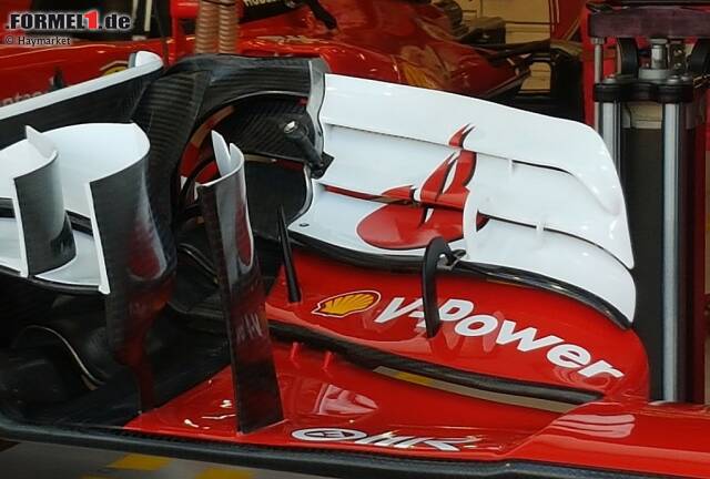 Foto zur News: Ferrari hat kleinere Modifikationen am Frontflügel vorgenommen. Um den Luftstrom mit der Flügel-Unterseite in Einklang zu bringen, hat man eine gezackte Kante an den Flap hinzugefügt. Damit soll der Strom turbulenter werden, was für einen saubereren Übergang zwischen den Flügelelementen sorgt.