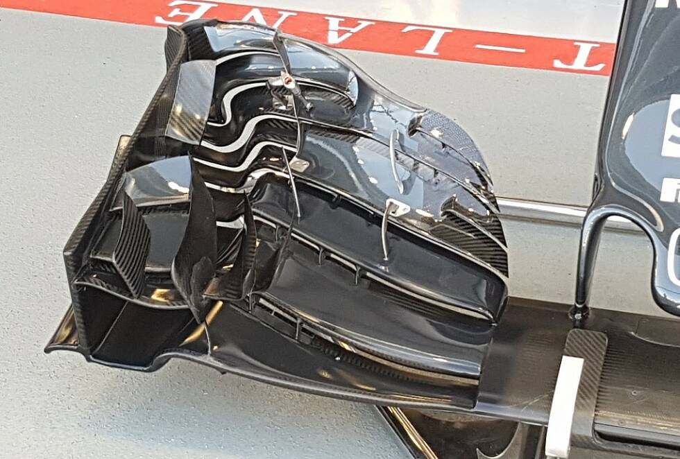 Foto zur News: McLaren hat ebenfalls den Frontflügel auf den neuesten Stand gebracht. Es gibt jetzt mehr Spalten, die innen zudem länger sind. In der kurvigeren äußeren Sektion wurde ein Schlitz hinzugefügt.
