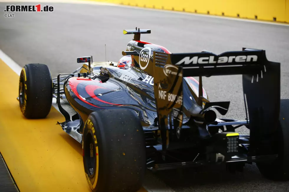 Foto zur News: Im Heck setzt man auf die Toro-Rosso-Lösung mit am Ende geöffneten Lüftungsschlitzen auf der Endplatte. Diese leiten Hochdruck-Luft an die Flügelspitze und verhindern Wirbel und somit Luftwiderstand.