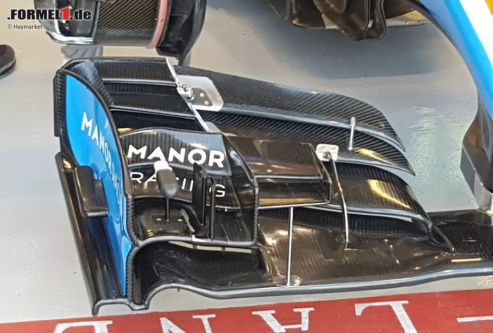 Manor hat Updates für Frontflügel, Luftleitbleche, Unterboden und Heckflügel gebracht. Beim Frontflügel ist die einst flache Endplatte nun nach innen gewölbt. Der Kaskaden-Flügel besitzt zudem neue vertikale Bleche. Passend dazu gibt es ein neues Bargeboard mit drei vertikalen Schlitzen. Foto zur News: Manor hat Updates für Frontflügel, Luftleitbleche, Unterboden und Heckflügel gebracht. Beim Frontflügel ist die einst flache Endplatte nun nach innen gewölbt. Der Kaskaden-Flügel besitzt zudem neue vertikale Bleche. Passend dazu gibt es ein neues Bargeboard mit drei vertikalen Schlitzen.