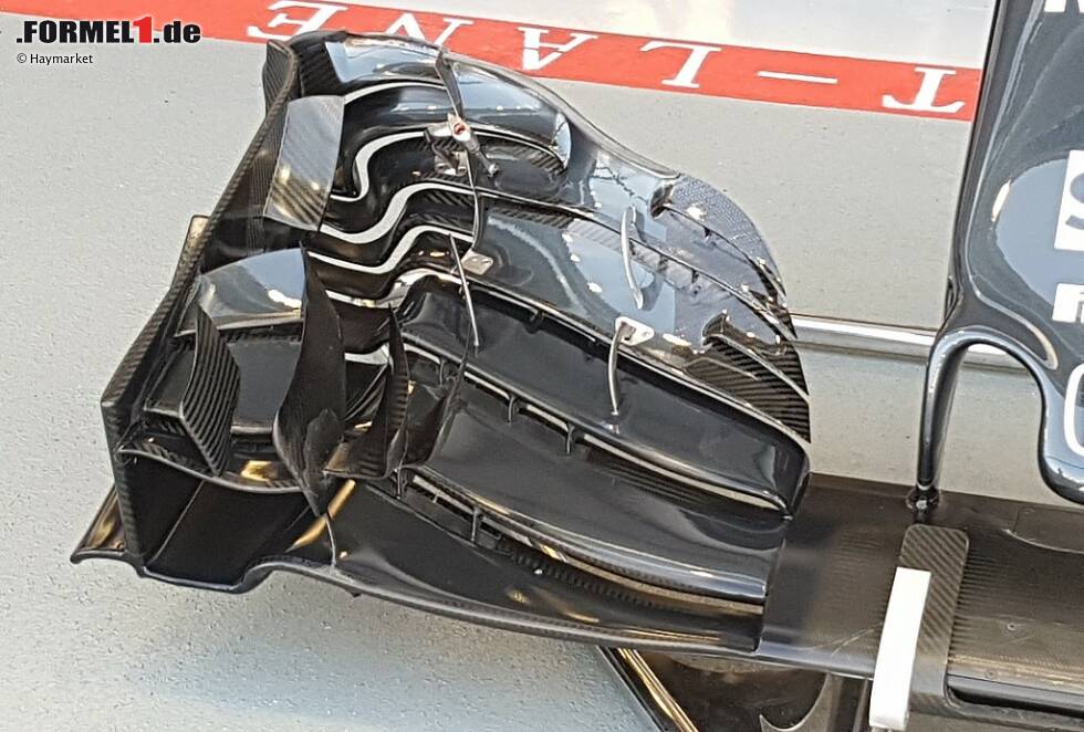 Foto zur News: McLaren hat ebenfalls den Frontflügel auf den neuesten Stand gebracht. Es gibt jetzt mehr Spalten, die innen zudem länger sind. In der kurvigeren äußeren Sektion wurde ein Schlitz hinzugefügt.