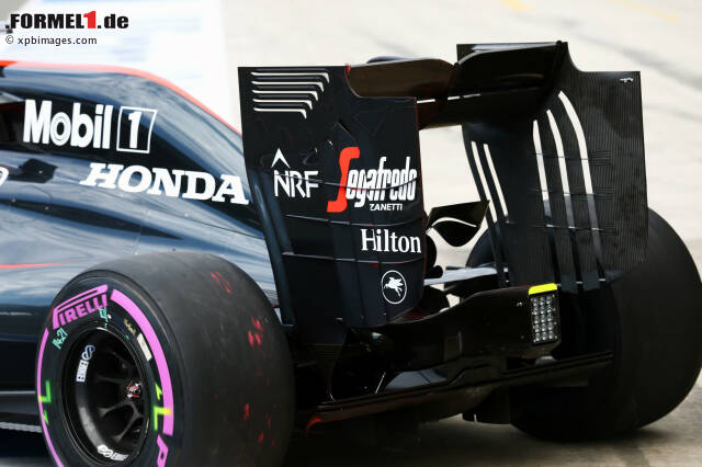 Foto zur News: Die technische Neuerung Nummer eins beim Österreich-Grand-Prix in Spielberg war McLarens neue Heckflügel-Endplatte mit Schlitzen. Die Variante aus Woking ist die extremste Form dieser Designidee, die die Formel-1-Teams bisher in den Rennbetrieb gebracht haben.