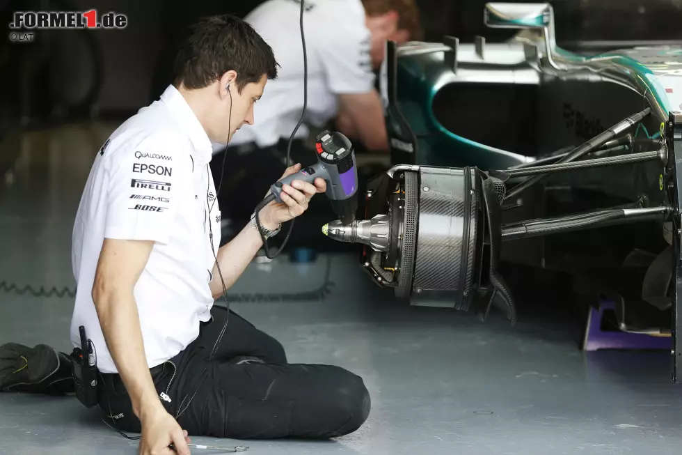 Die FIA hat es unterbunden, dass die Teams die Bremsen und die Radnaben mit kleinen, lauten "Fönen" vorwärmen, um sich Vorteile beim Reifendruck am Rennstart zu erschleichen. Denn die Piloten mögen es nicht, wenn sich die Pneus zu prall anfühlen und die Ingenieure versprechen sich von niedrigeren Drücken bessere Rundenzeiten. Foto zur News: Die FIA hat es unterbunden, dass die Teams die Bremsen und die Radnaben mit kleinen, lauten "Fönen" vorwärmen, um sich Vorteile beim Reifendruck am Rennstart zu erschleichen. Denn die Piloten mögen es nicht, wenn sich die Pneus zu prall anfühlen und die Ingenieure versprechen sich von niedrigeren Drücken bessere Rundenzeiten.