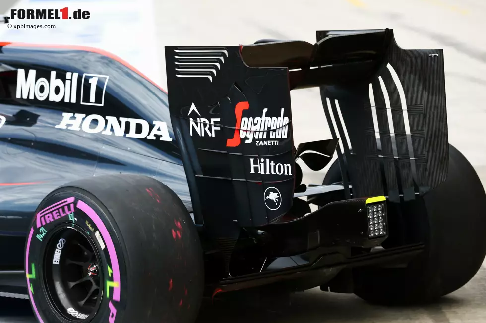 Die technische Neuerung Nummer eins beim Österreich-Grand-Prix in Spielberg war McLarens neue Heckflügel-Endplatte mit Schlitzen. Die Variante aus Woking ist die extremste Form dieser Designidee, die die Formel-1-Teams bisher in den Rennbetrieb gebracht haben. Foto zur News: Die technische Neuerung Nummer eins beim Österreich-Grand-Prix in Spielberg war McLarens neue Heckflügel-Endplatte mit Schlitzen. Die Variante aus Woking ist die extremste Form dieser Designidee, die die Formel-1-Teams bisher in den Rennbetrieb gebracht haben.