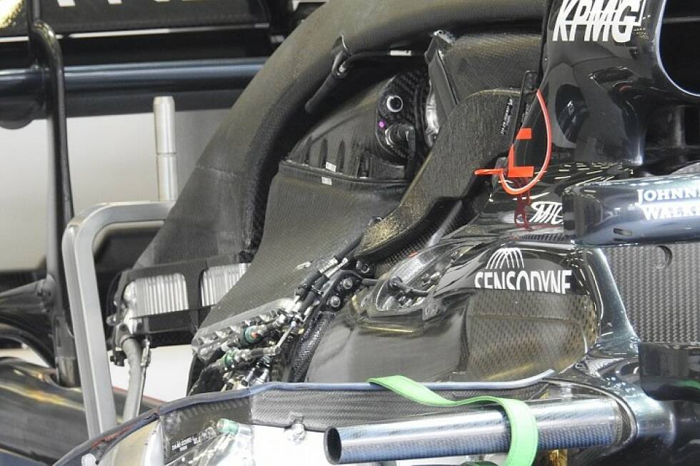 Foto zur News: McLaren setzt im Heck auf das &quot;Size-Zero&quot;-Konzept, das ein besonders radikales Packaging erfordert. Modifiziert wurden zum Beispiel die Ansaugtrichter. Das soll als Vorbereitung auf ein Turbo- und MGU-K-Update dienen, das für später in der Saison geplant ist.