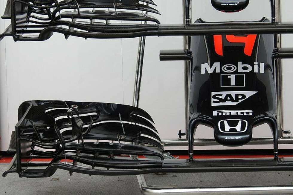 Foto zur News: Auf Chassis-Seite entwickelt McLaren rasant weiter. Bremsbelüftungen, der geschlitzte Unterboden und der Diffusor kommen schon wieder neu daher. Ebenso wie der Frontflügel, dessen komplexe Aero-Elemente weiter feingetunt wurden.