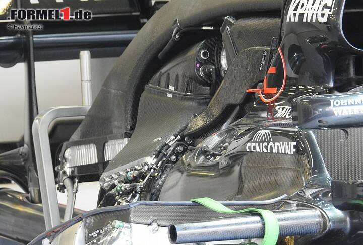 Foto zur News: McLaren setzt im Heck auf das &quot;Size-Zero&quot;-Konzept, das ein besonders radikales Packaging erfordert. Modifiziert wurden zum Beispiel die Ansaugtrichter. Das soll als Vorbereitung auf ein Turbo- und MGU-K-Update dienen, das für später in der Saison geplant ist.