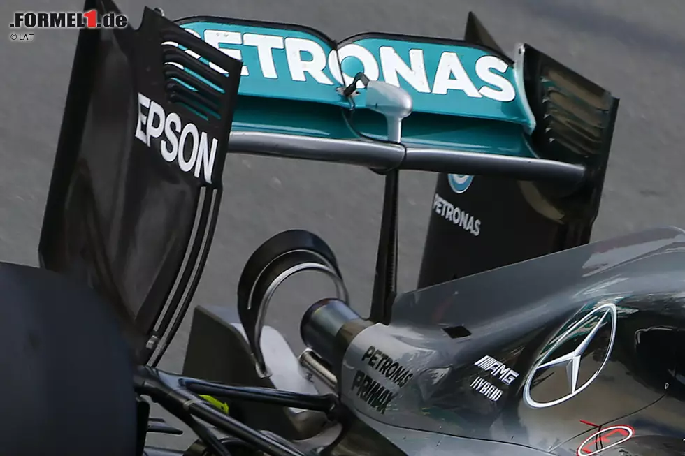 Foto zur News: Das Weltmeisterteam Mercedes steht niemals still. Nach Montreal wurde ein komplett überarbeitetes Aero-Paket gebracht. Neu unter anderem der geschwungene Monkey-Seat, der den Anström-Effekt des Auspuffs maximieren soll. Auch der Heckflügel wurde für die Highspeed-Strecke angepasst.