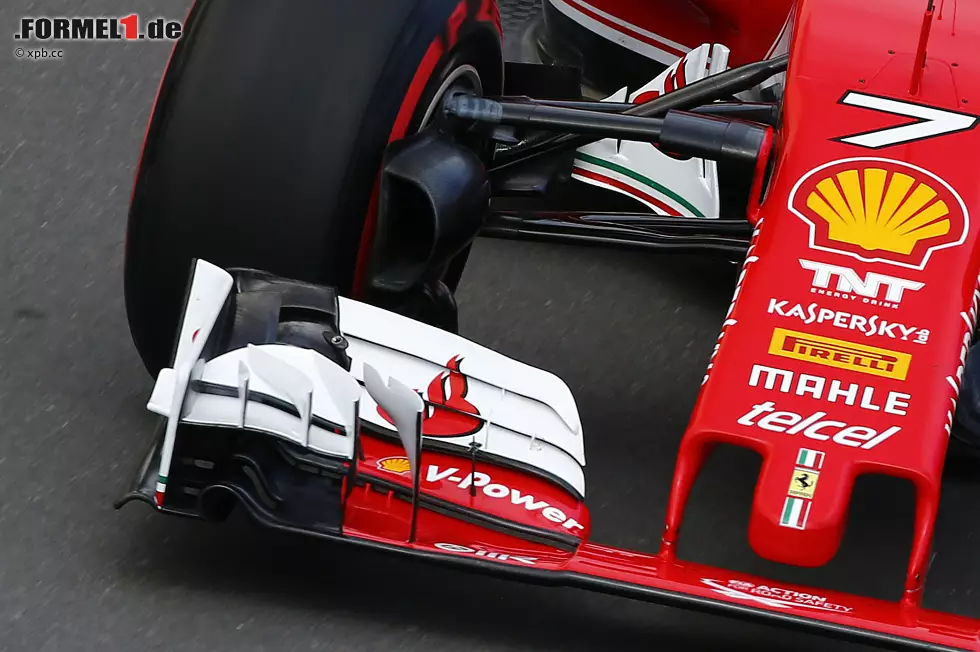 Foto zur News: Zwar nicht auf dem gleichen Niveau wie Mercedes, aber auch Ferrari brachte ein Aero-Update nach Montreal. Überarbeitet wurden zum Beispiel der Frontflügel und die Bremsbelüftungen vorne. Außerdem wurden zwei Token eingesetzt, um den Turbolader zu verbessern.