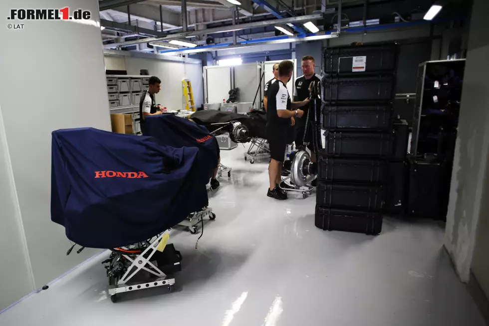 Außerdem hat Honda zwei Token in die Antriebsentwicklung investiert, die Leistung und Effizienz verbessern sollen. Auf Effizienz zielt auch der neu entwickelte Sprit ab, der zudem Performance bringen soll - eine Zehntelsekunde pro Runde, heißt es. Foto zur News: Außerdem hat Honda zwei Token in die Antriebsentwicklung investiert, die Leistung und Effizienz verbessern sollen. Auf Effizienz zielt auch der neu entwickelte Sprit ab, der zudem Performance bringen soll - eine Zehntelsekunde pro Runde, heißt es.