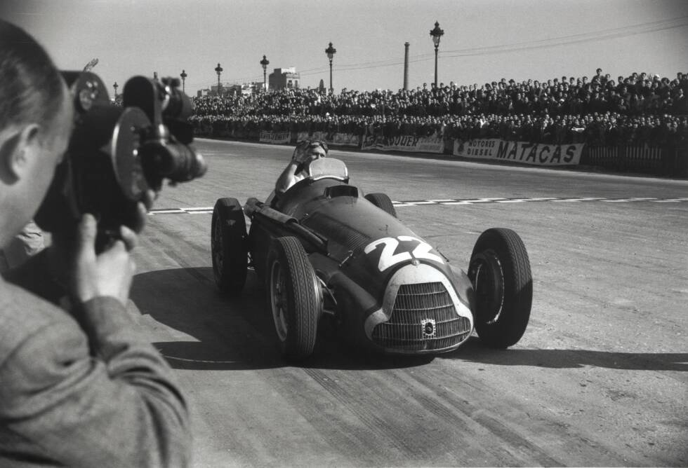 Foto zur News: Pedralbes (Spanien) 1951: Juan Manuel Fangio feiert den letzten Sieg mit einem Kompressormotor in der Königsklasse, auf einem Alfa Romeo 159.