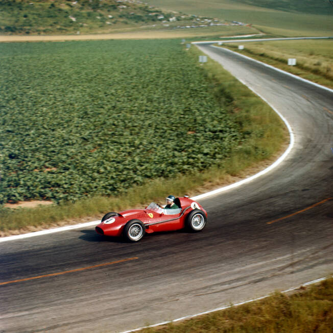 Foto zur News: Reims (Frankreich) 1958: Mike Hawthorn triumphiert am Steuer eines Ferrari Dino 246 F1. Es ist der erste Sieg eines V6-Motors in der Formel 1.