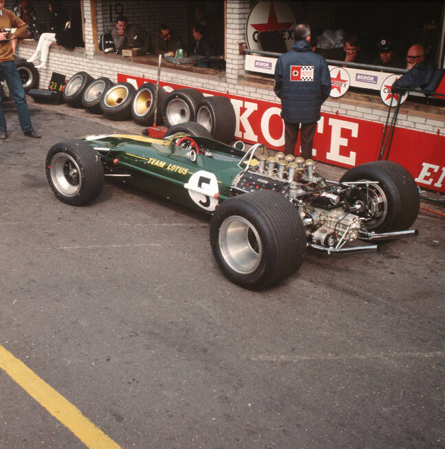 Foto zur News: Zandvoort (Niederlande) 1967: Im Heck des Lotus 49 von Jim Clark gewinnt der legendäre Cosworth-DFV-Motor sein erstes von 155 Formel-1-Rennen.