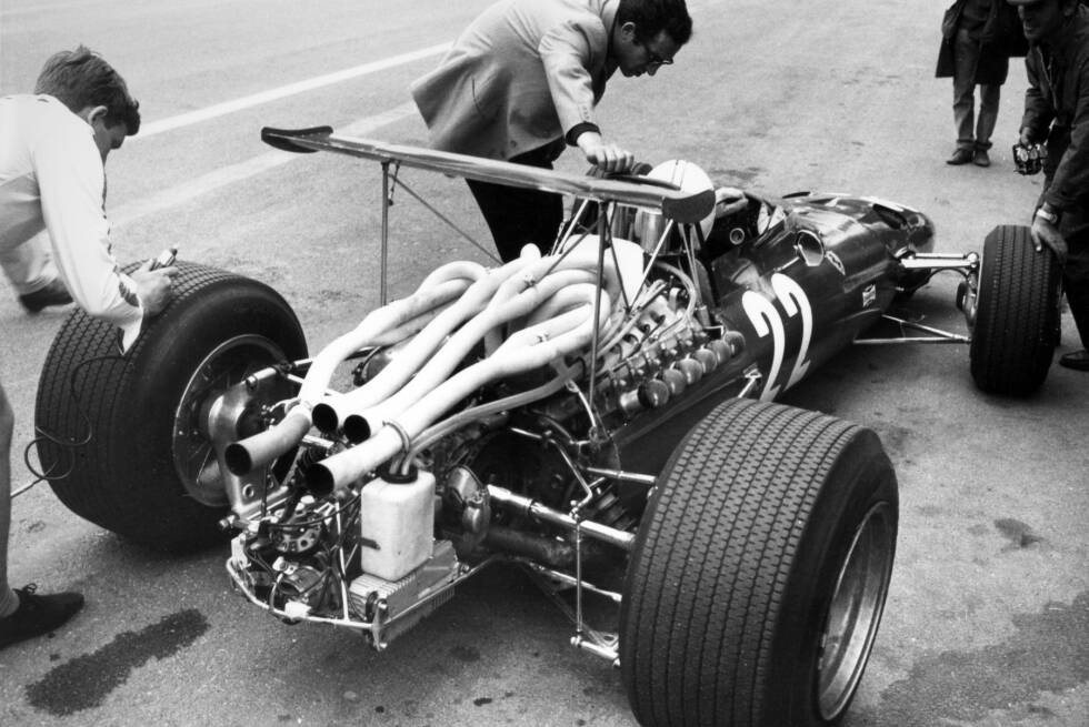 Foto zur News: Spa-Francorchamps (Belgien) 1968: Ferrari (im Bild mit Chris Amon) und Brabham sind die ersten Teams, die aerodynamische Flügel einsetzen.