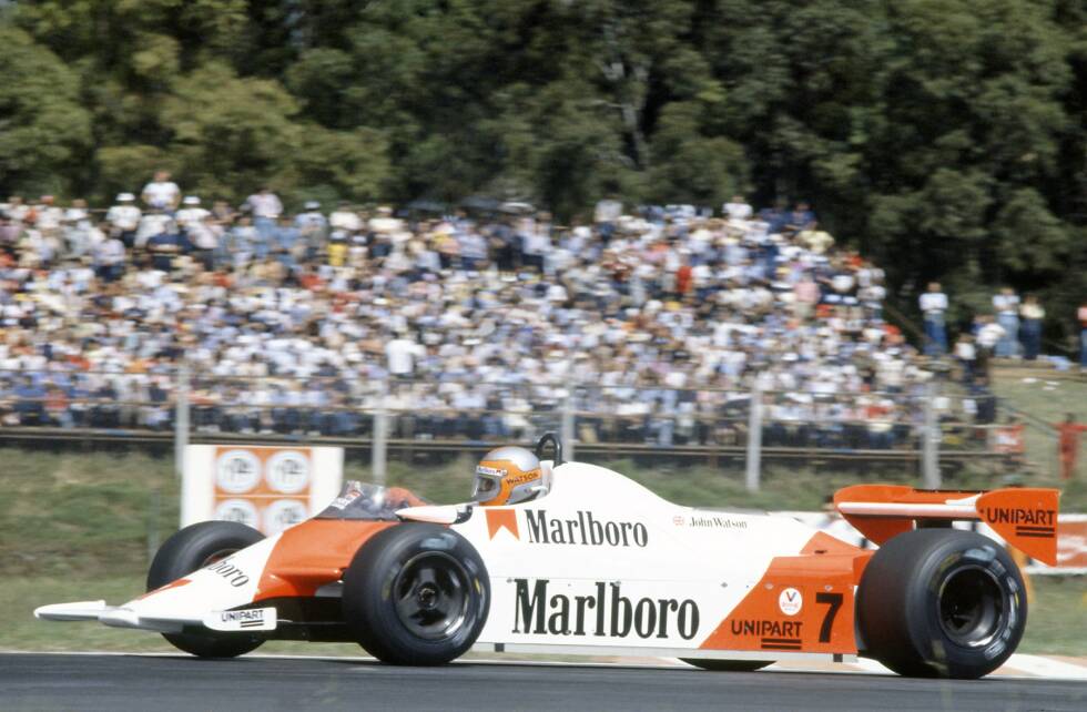 Foto zur News: Buenos Aires (Argentinien) 1981: Der von John Barnard konstruierte McLaren MP4/1, hier in Händen von John Watson, ist das erste Kohlefaser-Monocoque der Motorsportgeschichte.