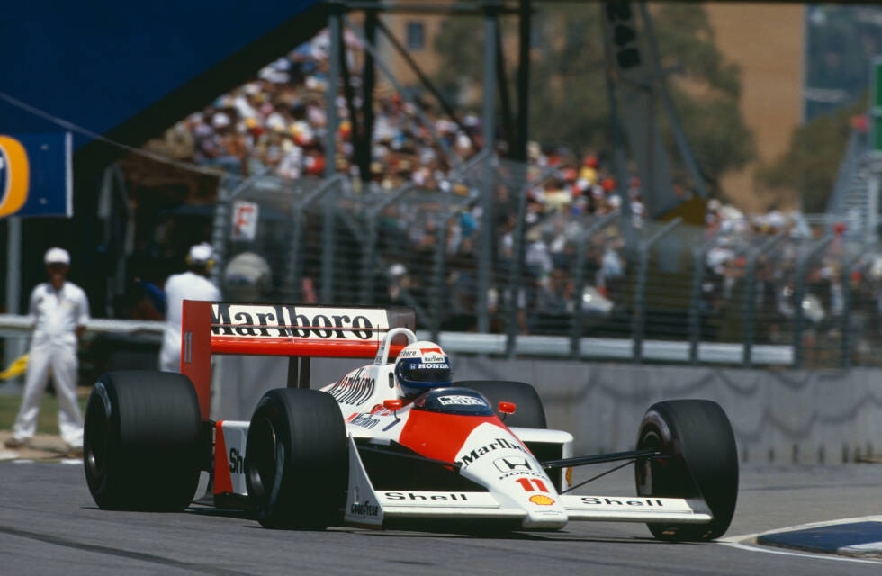 Foto zur News: Adelaide (Australien) 1988: Alain Prost feiert im 16. Saisonrennen den 15. McLaren-Sieg. Es sollte außerdem der letzte Turbo-Triumph bis Australien 2014 bleiben.