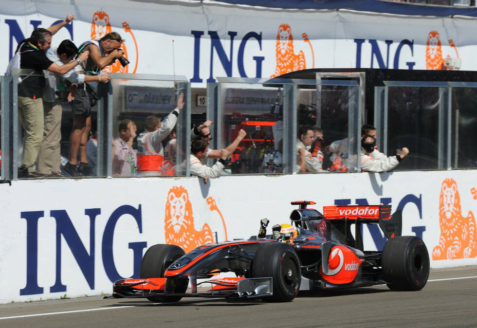 Foto zur News: Budapest (Ungarn) 2009: Lewis Hamilton feiert den ersten Sieg eines Fahrzeugs mit Hybridantrieb. Im McLaren-Mercedes steckt ein sogenanntes &quot;KERS&quot;.