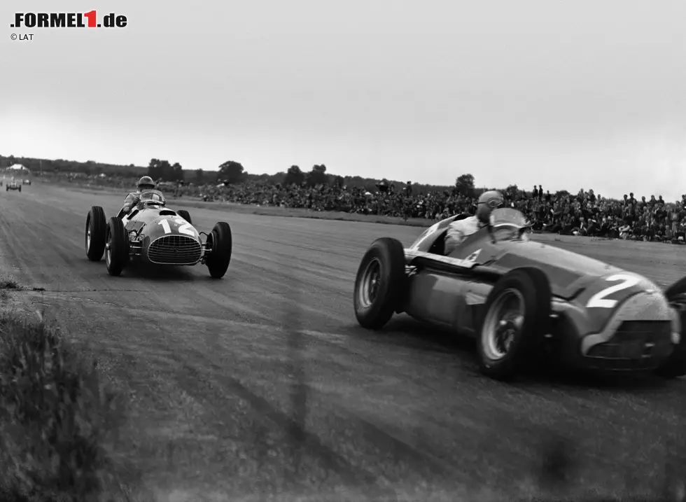 Foto zur News: Silverstone (Großbritannien) 1951: Jose Froilan Gonzales feiert den ersten Sieg mit einem nicht aufgeladenen V12-Motor von Ferrari.