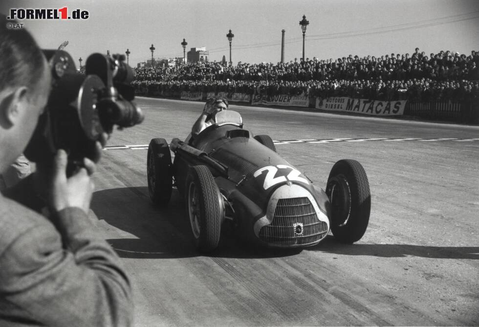 Pedralbes (Spanien) 1951: Juan Manuel Fangio feiert den letzten Sieg mit einem Kompressormotor in der Königsklasse, auf einem Alfa Romeo 159. Pedralbes (Spanien) 1951: Juan Manuel Fangio feiert den letzten Sieg mit einem Kompressormotor in der Königsklasse, auf einem Alfa Romeo 159.