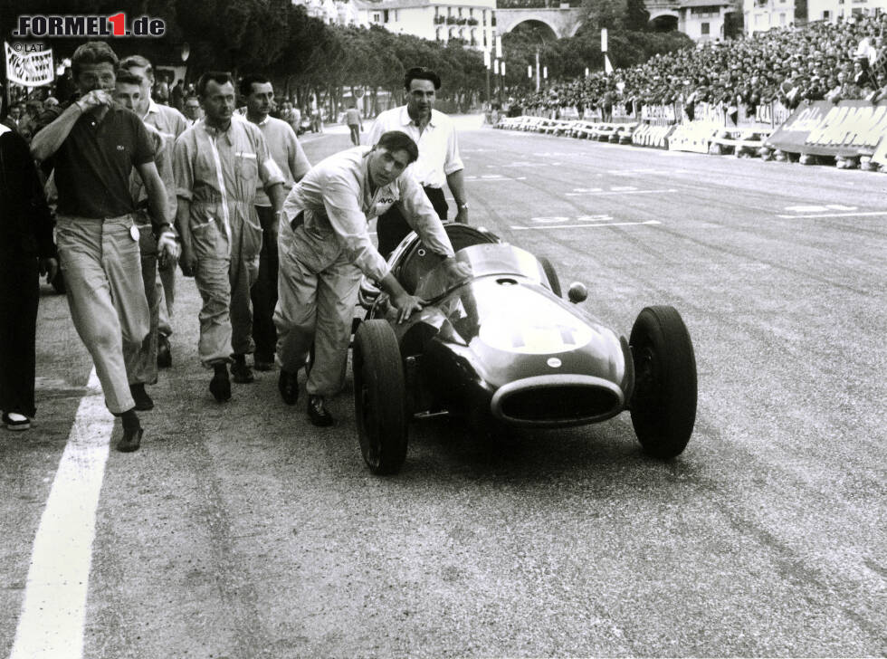 Foto zur News: Monte Carlo (Monaco) 1957: Cooper führt mit dem T43 den ersten Formel-1-Wagen mit Heck-Mittelmotor ein. Jack Brabham muss das Auto aber von Hand über die Ziellinie schieben.