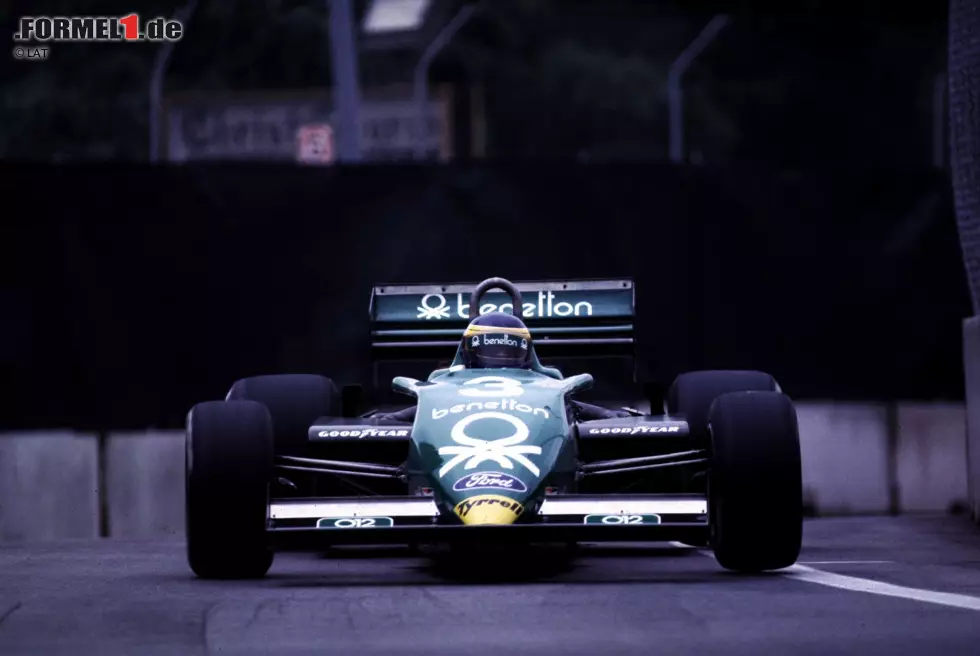 Detroit (USA) 1983: Michele Alboreto (Tyrrell) schenkt dem Cosworth-DFV-Motor seinen 155. und letzten Sieg. Der DFV ist bis heute der erfolgreichste Motor der Formel-1-Geschichte. Foto zur News: Detroit (USA) 1983: Michele Alboreto (Tyrrell) schenkt dem Cosworth-DFV-Motor seinen 155. und letzten Sieg. Der DFV ist bis heute der erfolgreichste Motor der Formel-1-Geschichte.