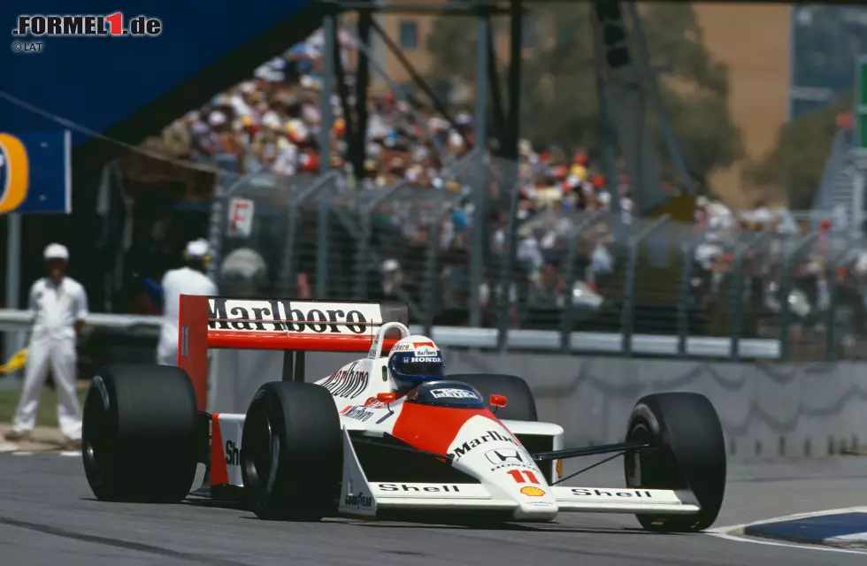 Adelaide (Australien) 1988: Alain Prost feiert im 16. Saisonrennen den 15. McLaren-Sieg. Es sollte außerdem der letzte Turbo-Triumph bis Australien 2014 bleiben. Foto zur News: Adelaide (Australien) 1988: Alain Prost feiert im 16. Saisonrennen den 15. McLaren-Sieg. Es sollte außerdem der letzte Turbo-Triumph bis Australien 2014 bleiben.