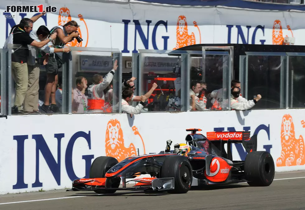 Budapest (Ungarn) 2009: Lewis Hamilton feiert den ersten Sieg eines Fahrzeugs mit Hybridantrieb. Im McLaren-Mercedes steckt ein sogenanntes "KERS". Foto zur News: Budapest (Ungarn) 2009: Lewis Hamilton feiert den ersten Sieg eines Fahrzeugs mit Hybridantrieb. Im McLaren-Mercedes steckt ein sogenanntes "KERS".