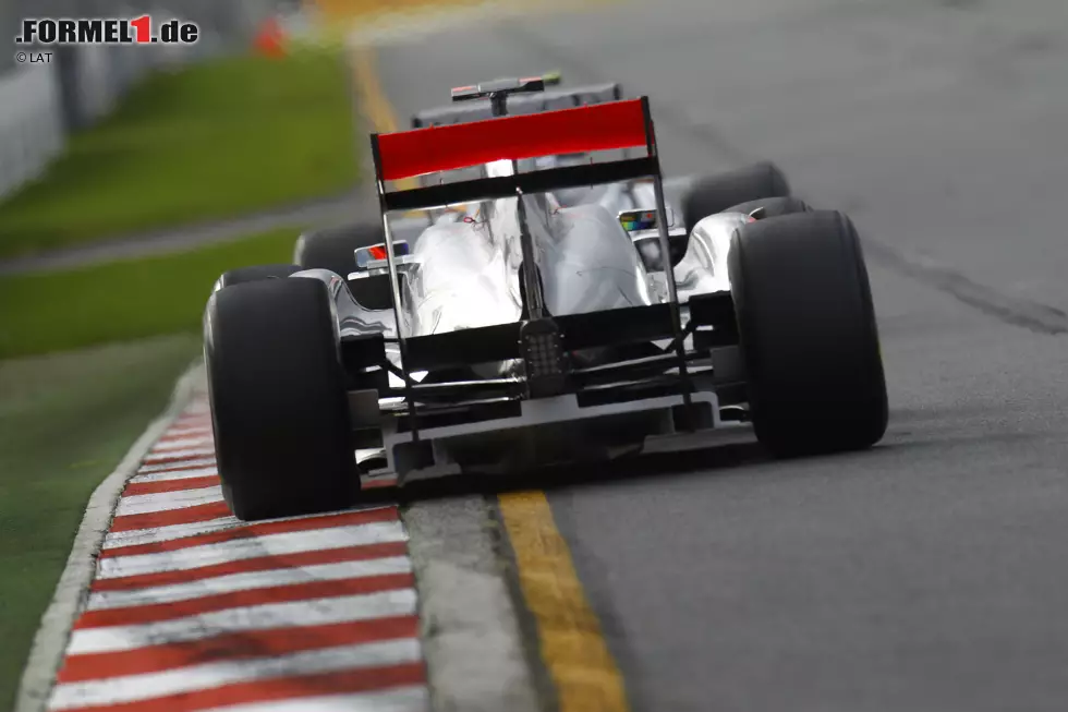 Melbourne (Australien) 2011: Um Überholmanöver zu erleichtern, wird das sogenannte "DRS" (Drag-Reduction-System) eingeführt. Es ermöglicht den Fahrern, den Heckflügel auf Knopfdruck flacher zu stellen. Foto zur News: Melbourne (Australien) 2011: Um Überholmanöver zu erleichtern, wird das sogenannte "DRS" (Drag-Reduction-System) eingeführt. Es ermöglicht den Fahrern, den Heckflügel auf Knopfdruck flacher zu stellen.