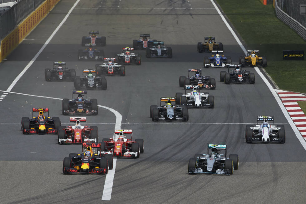 Foto zur News: Nachdem Rosberg bei den ersten zwei Rennen schneller ist als Hamilton, muss der Brite in China einen ersten Rückschlag wegen der Zuverlässigkeit hinnehmen. Ein Getriebeschaden nach dem Startunfall in Bahrain und ein MGU-H-Defekt im Schanghai-Qualifying zwingen ihn zu einem Start von ganz hinten. Das Unheil...