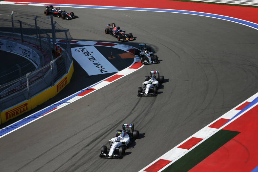 Foto zur News: ...läuft nicht perfekt. Hamilton wird zwar noch Zweiter, in der Endphase vereitelt aber ein Problem mit dem Wasserdruck eine finale Attacke auf Rosberg, der Sieg Nummer sieben in Folge einfährt. Während Hamilton...