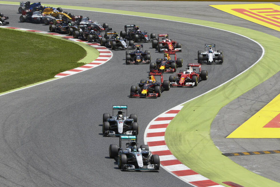 Foto zur News: In Spanien fliegen erstmals diese Saison die Fetzen zwischen Rosberg und Hamilton. Der Deutsche trickst seinen Widersacher beim Start aus, wählt dann aber den falschen Motorenmodus, wodurch Hamilton einen gewagten...