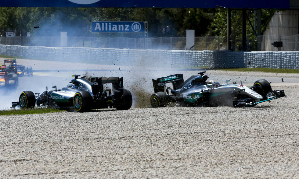 Foto zur News: ...Überholversuch macht. Rosberg, der das Motorenmapping verstellt, deckt nach Kurve 3 die Innenspur ab. Es kommt zum Crash, wodurch der Weg frei wird für den sensationellen Debütsieg von Max Verstappen. Bei den Silberpfeilen hängt hingegen...