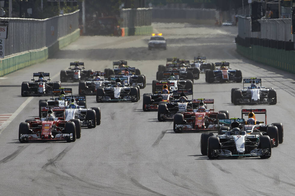 Foto zur News: ...Zehnter und verheddert sich später bei den Motoreneinstellungen, die er wegen des Funkverbots ohne Hilfe der Box kontrollieren muss. Rosberg löst ähnliche Probleme mit Bravour und siegt nach zwei schwachen Rennen in Monaco und Montreal, während Hamilton nur Fünfter wird. 
Stand nach 8 Rennen: 1. Rosberg (141), 2. Hamilton (117).