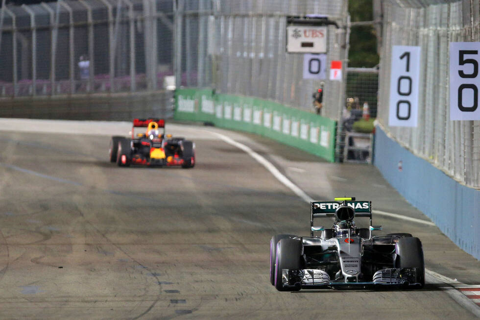 Foto zur News: Im Sommer reißt Hamilton die WM-Führung an sich, doch in Singapur wendet sich das Blatt erneut: Rosberg, der bereits in Spa und Monza siegte, fährt souverän, während Hamilton keinen Fuß auf den Boden bekommt und nur Dritter wird. In der Endphase muss Rosberg...