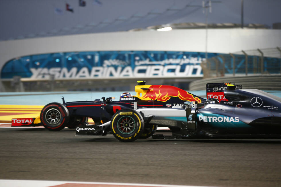 Foto zur News: In Abu Dhabi muss Rosberg das schwierigste Rennen seiner Karriere bestehen: Während Hamilton dominiert, fällt er durch eine ungewöhnliche Strategie von Max Verstappen hinter den Red-Bull-Piloten zurück und überholt ihn mit einem mutigen Manöver. In der Endphase...