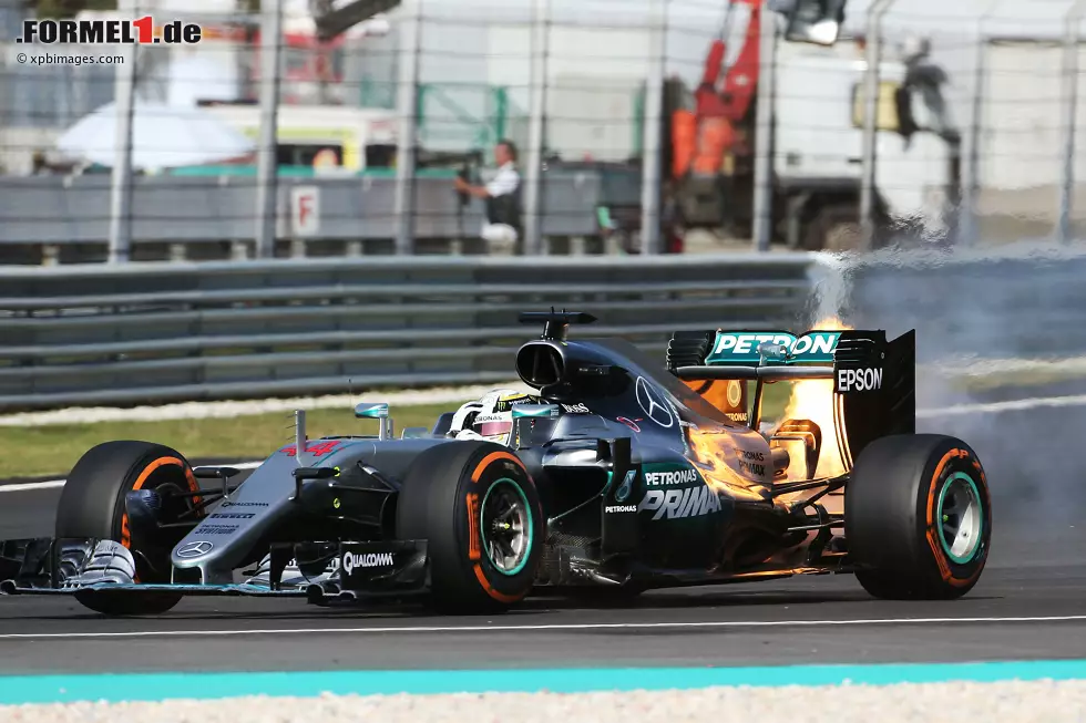 ...plötzlich erleidet Hamiltons Mercedes einen kapitalen Motorschaden. Rosberg wird noch Dritter und baut seine WM-Führung aus. Nach dem Rennen sorgt Hamilton für Wirbel, weil er eine teaminterne Verschwörung gegen ihn ortet, relativiert dies aber später. Stand nach 16 Rennen: 1. Rosberg (288), 2. Hamilton (265). Foto zur News: ...plötzlich erleidet Hamiltons Mercedes einen kapitalen Motorschaden. Rosberg wird noch Dritter und baut seine WM-Führung aus. Nach dem Rennen sorgt Hamilton für Wirbel, weil er eine teaminterne Verschwörung gegen ihn ortet, relativiert dies aber später. Stand nach 16 Rennen: 1. Rosberg (288), 2. Hamilton (265).