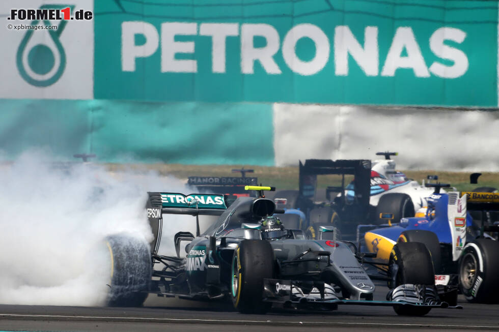Foto zur News: In Sepang überschlagen sich die Ereignisse: Zunächst läuft alles für Hamilton, der das Training dominiert, während Rosberg beim Start von Vettel getroffen wird und an das Ende des Feldes zurückfällt. Alles sieht nach einem sicheren Sieg für seinen Rivalen aus, doch...