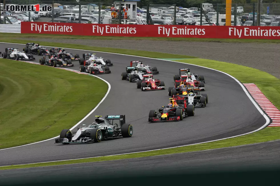 Suzuka gilt nicht gerade als Hamilton-Kurs. Nachdem er sich beim Setup verläuft, zieht er im Qualifying den Kürzeren und verpatzt den Start. Am Ende verhindert Verstappen mit einem umstrittenen Blockademanöver Platz zwei. Hamilton kann nicht mehr aus eigener Kraft die WM holen.
Stand nach 17 Rennen: 1. Rosberg (313), 2. Hamilton (280) Foto zur News: Suzuka gilt nicht gerade als Hamilton-Kurs. Nachdem er sich beim Setup verläuft, zieht er im Qualifying den Kürzeren und verpatzt den Start. Am Ende verhindert Verstappen mit einem umstrittenen Blockademanöver Platz zwei. Hamilton kann nicht mehr aus eigener Kraft die WM holen.
Stand nach 17 Rennen: 1. Rosberg (313), 2. Hamilton (280)
