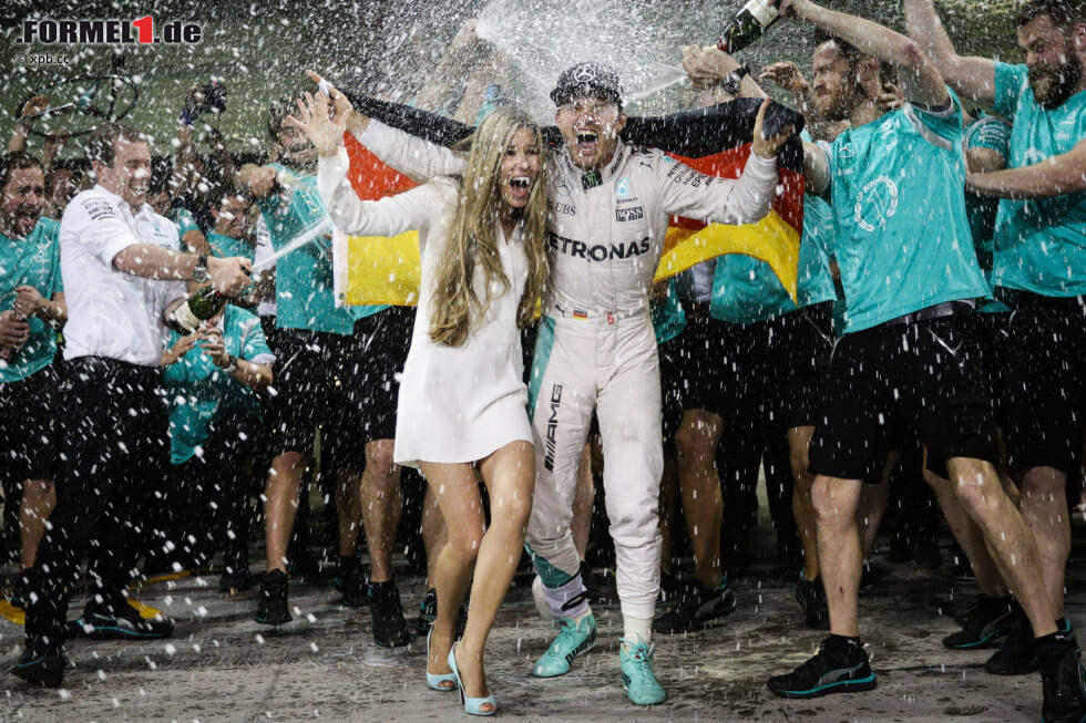 Foto zur News: Nico Rosberg hat sich in Abu Dhabi seinen Kindheitstraum vom Titel verwirklicht. Doch was waren die Schlüsselmomente im Titelkampf gegen Erzrivale Lewis Hamilton, der von zahlreichen Wendungen geprägt war? Jetzt durch die entscheidenden Szenen des Silberpfeil-Duells klicken!