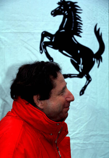 Foto zur News: Ab 1993 arbeitete Todt als Ferrari-Rennleiter in der Formel 1 - auf Wunsch Luca di Montezemolos und als erster Nicht-Italiener seit Gründung der Scuderia. Todt fand beim Antritt einen Scherbenhaufen vor: Viele Verantwortlichen waren zerstritten, organisatorisch präsentierte Ferrari ein Chaos. Der letzte WM-Titel lag 14 Jahre zurück.