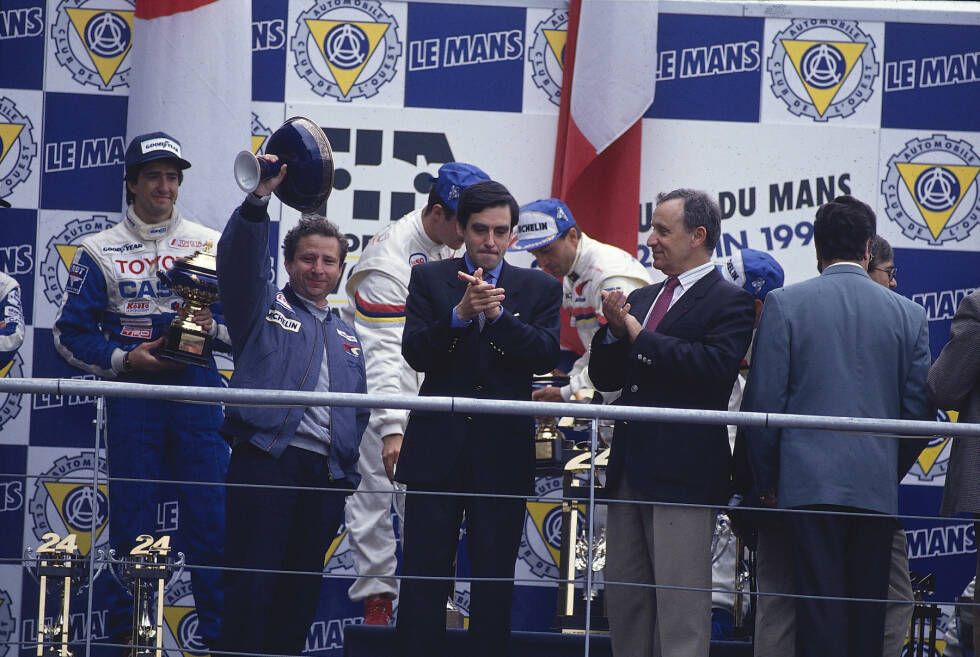 Foto zur News: Als das Auto schnell und zuverlässig war, dominierte es die Sportwagen-Szene: Derek Warwick, Yannick Dalmas und Mark Blundell gewannen 1992 die 24 Stunden von Le Mans, Geoff Brabham, Christophe Bouchut und Eric Helary im Jahr darauf. Todt trat auf dem Höhepunkt seiner Laufbahn als Peugeot-Sportchef ab.