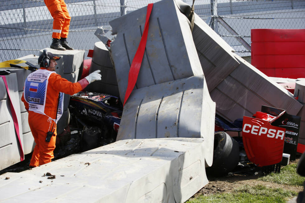 Foto zur News: Sorge um Carlos Sainz. Nach einem Abflug in Kurve 13 wird sein Auto unter den Tec-Pro-Barrieren begraben. Es dauert fast 20 Minuten, ehe der Spanier aus dem Wrack befreit werden kann.