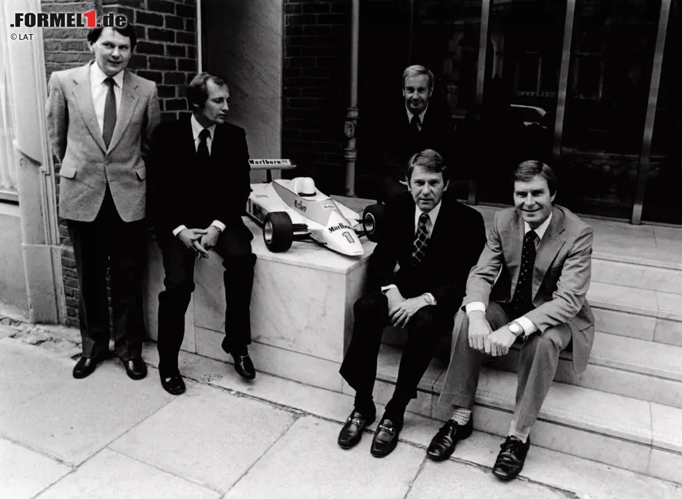 1980 trat der Brite mit dem ersten Modell der MP4-Serie in der Formel 1 an. Hier (siehe Foto) zeigen John Barnard, Ron Dennis, Teddy Mayer, Tyler Alexander und Creighton Brown den MP4-1 in kleiner Version. Foto zur News: 1980 trat der Brite mit dem ersten Modell der MP4-Serie in der Formel 1 an. Hier (siehe Foto) zeigen John Barnard, Ron Dennis, Teddy Mayer, Tyler Alexander und Creighton Brown den MP4-1 in kleiner Version.