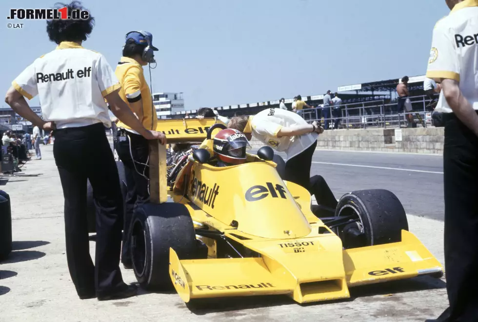 ... mit völlig verschiedenem Hintergrund. Auf dem Foto ist der R.S.01 aus dem Jahr 1977 zu sehen. Es war das erste Formel-1-Auto mit Turbomotor und Radialreifen. Der andere R.S.01 ist eine moderne Tourenwagen-Flunder, die aktuell in mehreren Serien eingesetzt wird. Foto zur News: ... mit völlig verschiedenem Hintergrund. Auf dem Foto ist der R.S.01 aus dem Jahr 1977 zu sehen. Es war das erste Formel-1-Auto mit Turbomotor und Radialreifen. Der andere R.S.01 ist eine moderne Tourenwagen-Flunder, die aktuell in mehreren Serien eingesetzt wird.