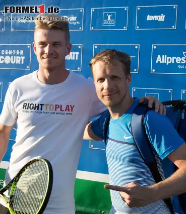 Foto zur News: Nico Hülkenberg ist bekennender Tennis-Fan, und Oliver Pocher bekanntlich der Ex von Deutschlands Wimbledon-Hoffnung Sabine Lisicki. Vor der Abreise zum Hungaroring legt der Force-India-Star noch einen Zwischenstopp auf dem Court in Düsseldorf ein - für einen guten Zweck, versteht sich. Wer das Match gewonnen hat? Leider unbekannt.