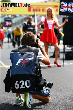 Foto zur News: Ungarn, das ist auch das Land der schönen Frauen. Und somit ein Sonderjob für Fotograf Laurent Charniaux, der sich hier statt auf die technischen Updates an den Autos lieber auf die neuen Kleidchen der Gridgirls konzentriert.