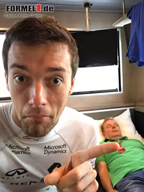 Von all dem sichtlich unbeeindruckt: Jonathan Palmer, der Sohn von Renault-Rookie Jolyon Palmer. Letzterer lässt es sich nicht nehmen, seinen Dad, früher übrigens selbst Formel-1-Pilot, beim Nickerchen zu fotografieren und den Schnappschuss ins Internet zu stellen. Foto zur News: Von all dem sichtlich unbeeindruckt: Jonathan Palmer, der Sohn von Renault-Rookie Jolyon Palmer. Letzterer lässt es sich nicht nehmen, seinen Dad, früher übrigens selbst Formel-1-Pilot, beim Nickerchen zu fotografieren und den Schnappschuss ins Internet zu stellen.